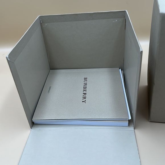 Vintage Burberry ladies watch. EUC box and original paperwork. Stainless band - Picture 3 of 13